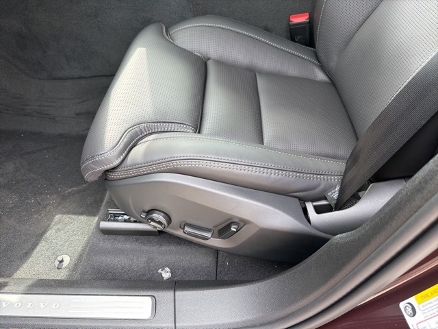2026 Volvo XC60 B5 photo 6