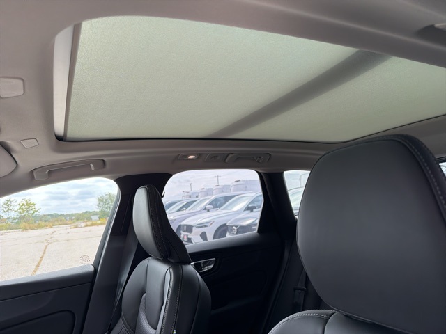 2026 Volvo XC60 B5 photo 7