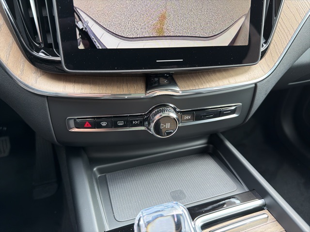 2026 Volvo XC60 B5 photo 12