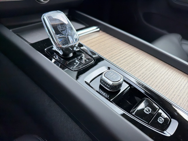 2026 Volvo XC60 B5 photo 13