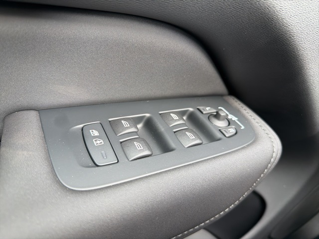 2026 Volvo XC60 B5 photo 16