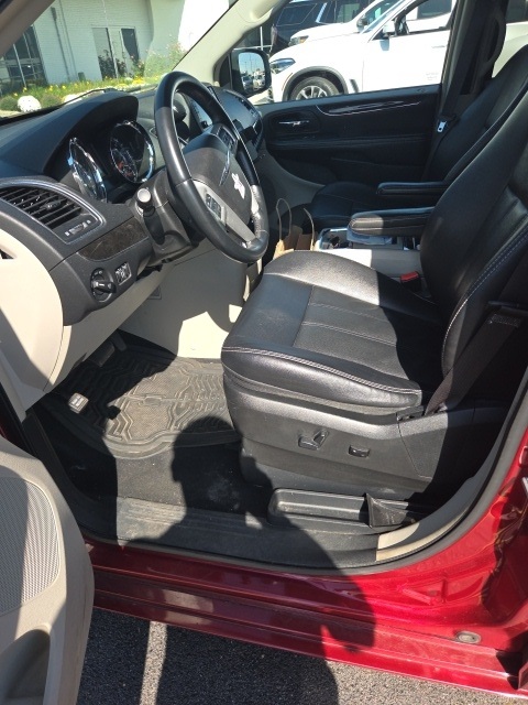 2015 Chrysler Town & Country Touring photo 3