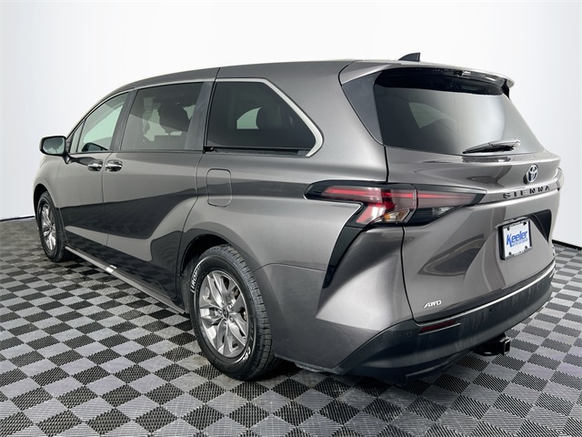 2024 Toyota Sienna XLE photo 2