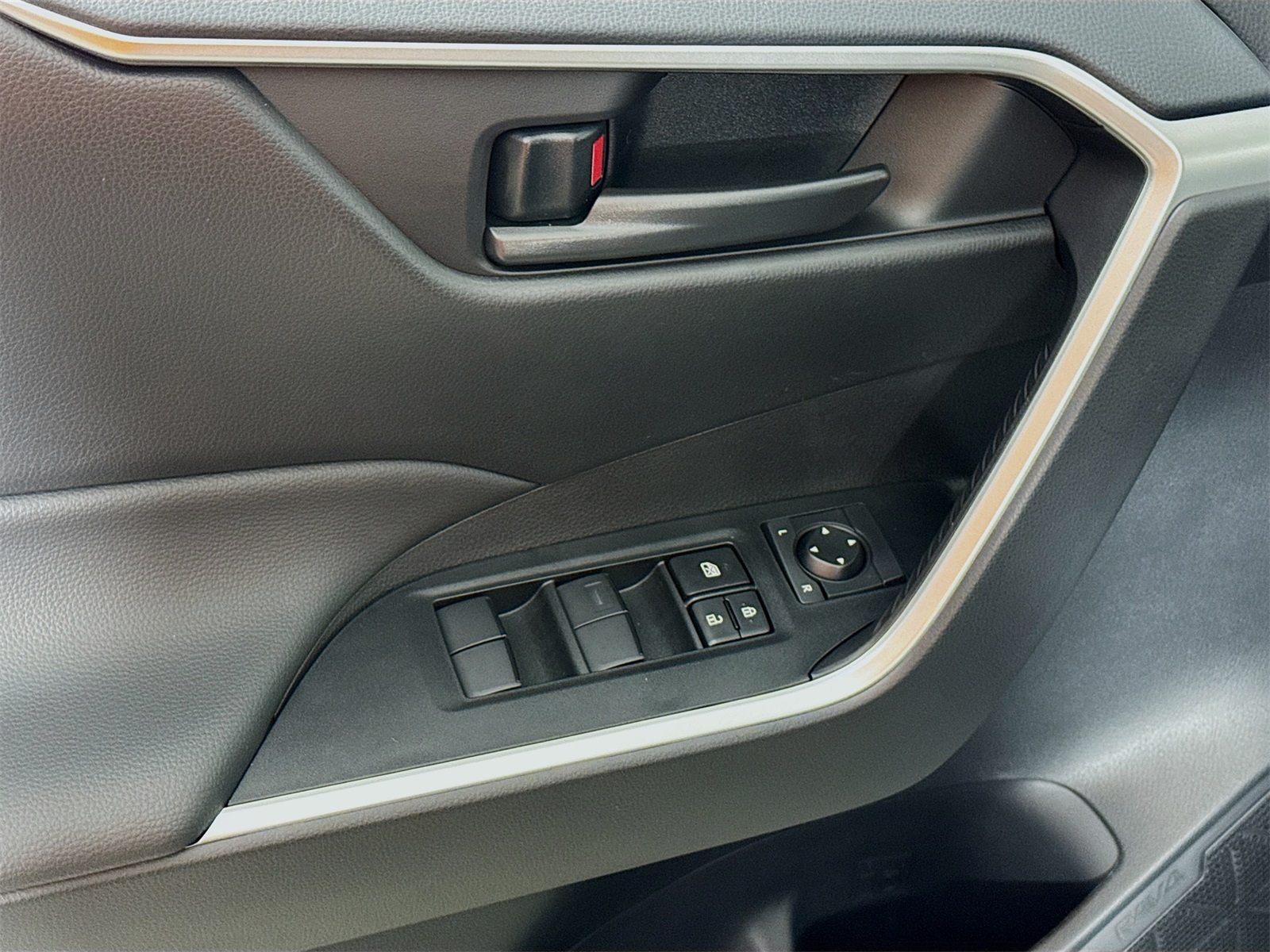 2025 Toyota RAV4 LE photo 16