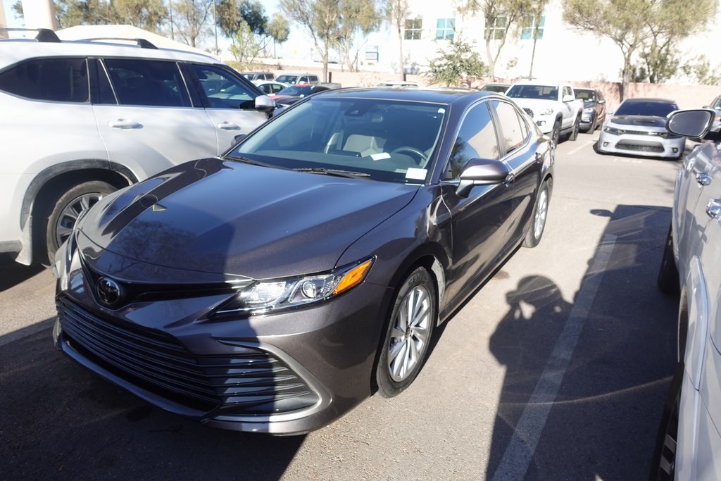 2023 Toyota Camry LE's photo