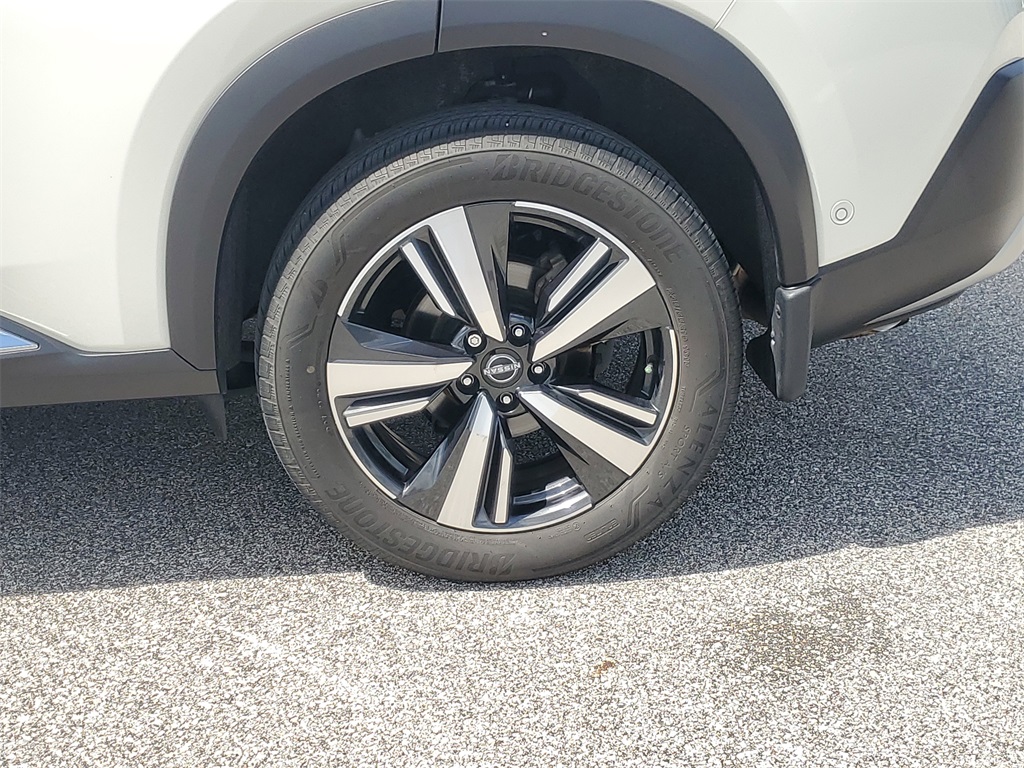 2022 Pearl White Tricoat Nissan Rogue Platinum FWD SUV