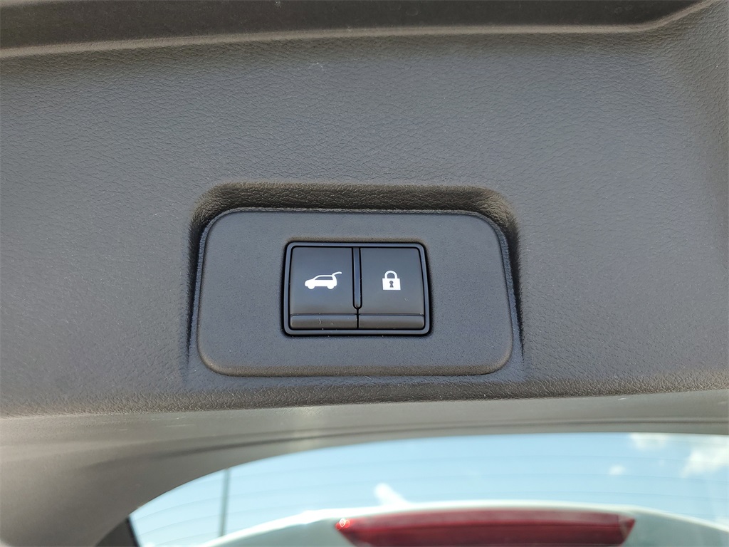 2022 Pearl White Tricoat Nissan Rogue Platinum FWD SUV