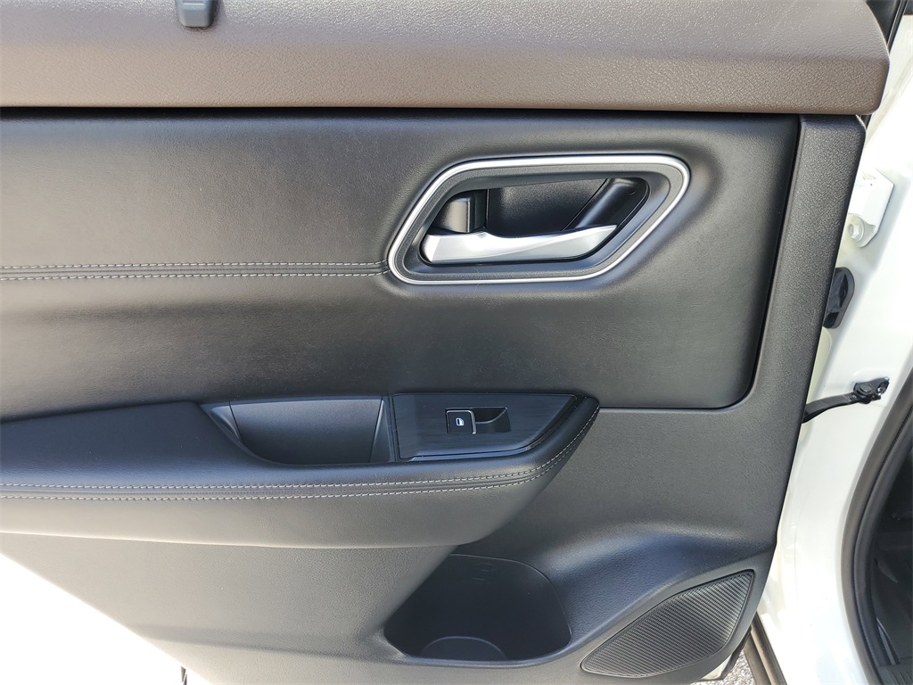 2022 Pearl White Tricoat Nissan Rogue Platinum FWD SUV