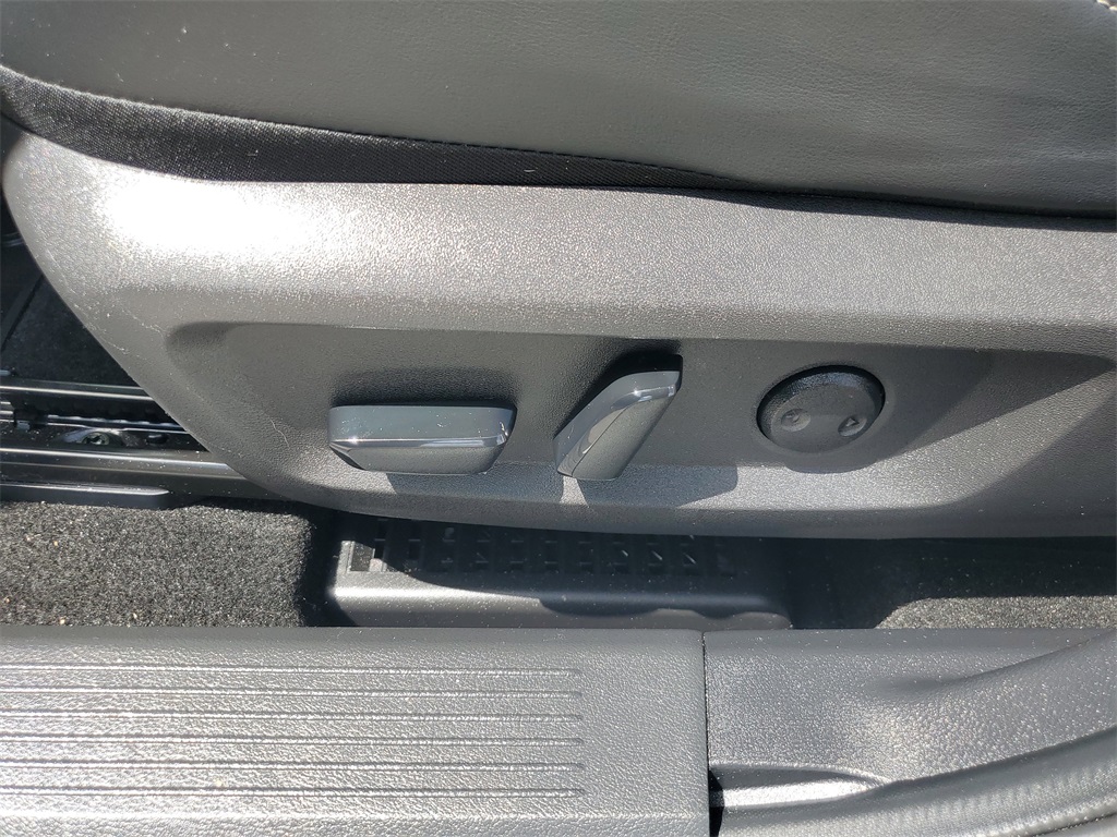 2022 Pearl White Tricoat Nissan Rogue Platinum FWD SUV