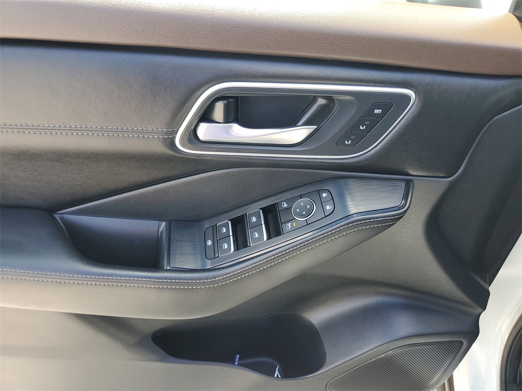 2022 Pearl White Tricoat Nissan Rogue Platinum FWD SUV