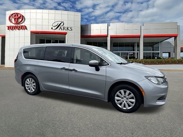 2020 Chrysler Voyager L's photo