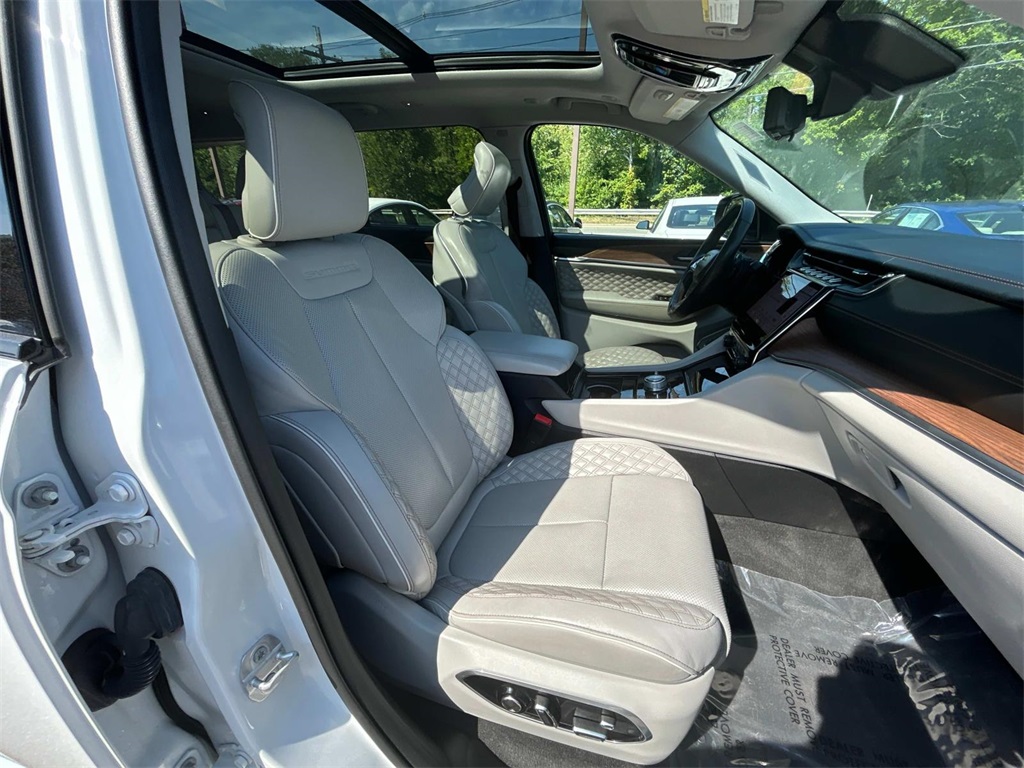 2022 Bright White Clearcoat Jeep Grand Cherokee L Summit 4X4 SUV