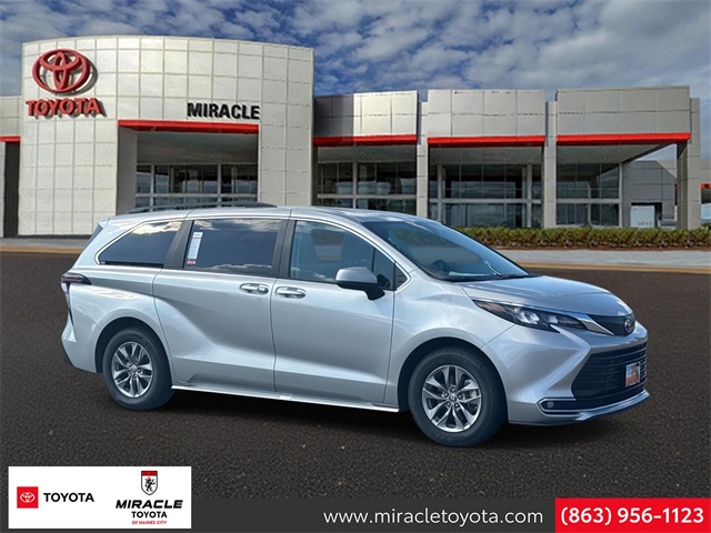 2024 Toyota Sienna XLE's photo
