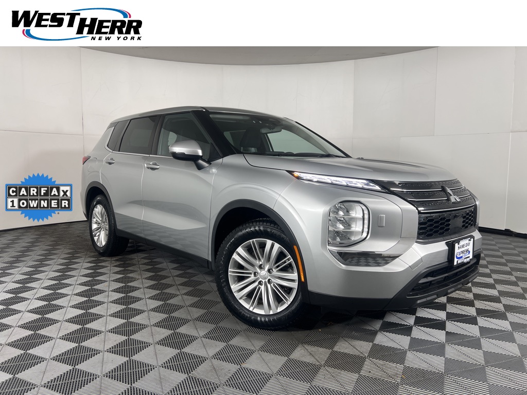 2022 Mitsubishi Outlander ES's photo