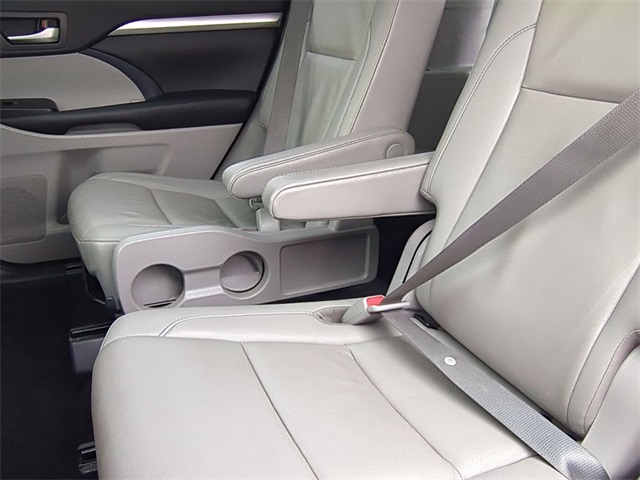 used 2019 Toyota Highlander car, priced at $19,600