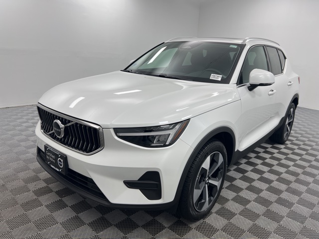 2025 Volvo XC40 Core photo 2