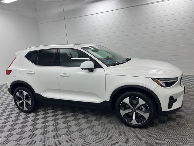2025 Volvo XC40 Core photo 4