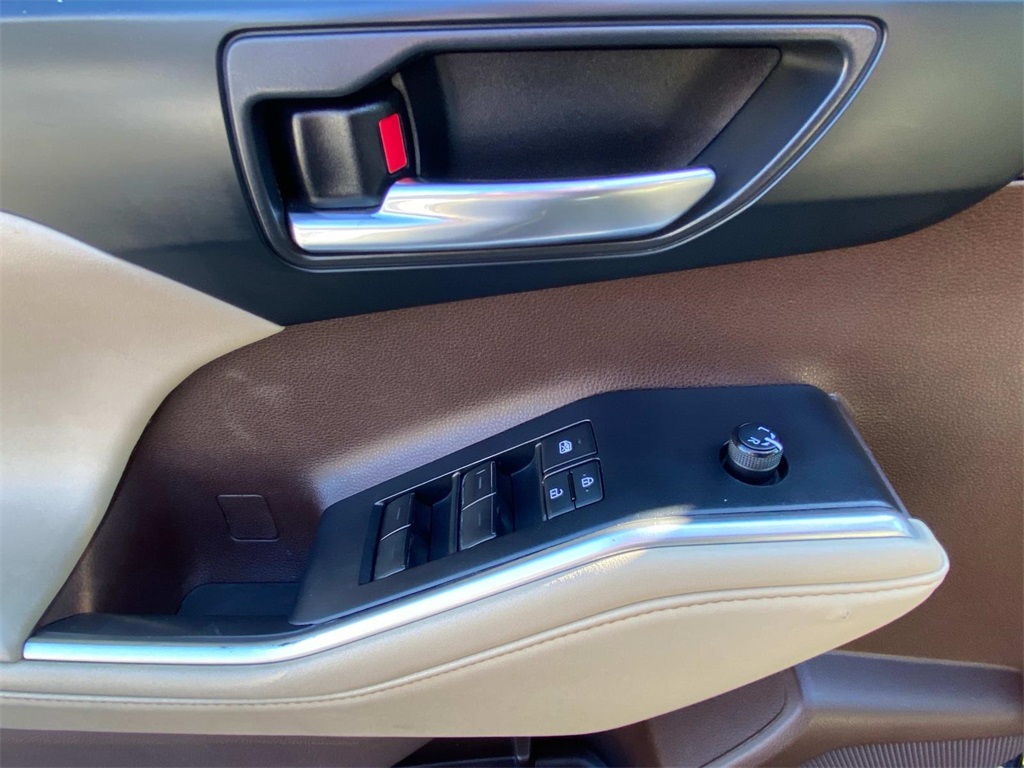 2022 Black Toyota Highlander XLE AWD SUV