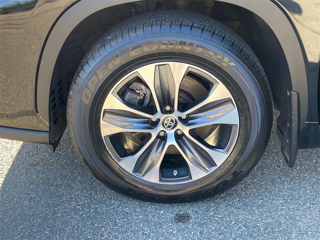 2022 Black Toyota Highlander XLE AWD SUV
