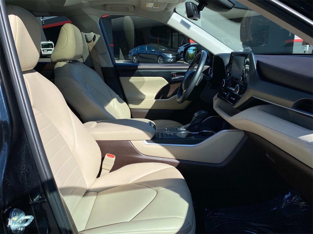 2022 Black Toyota Highlander XLE AWD SUV
