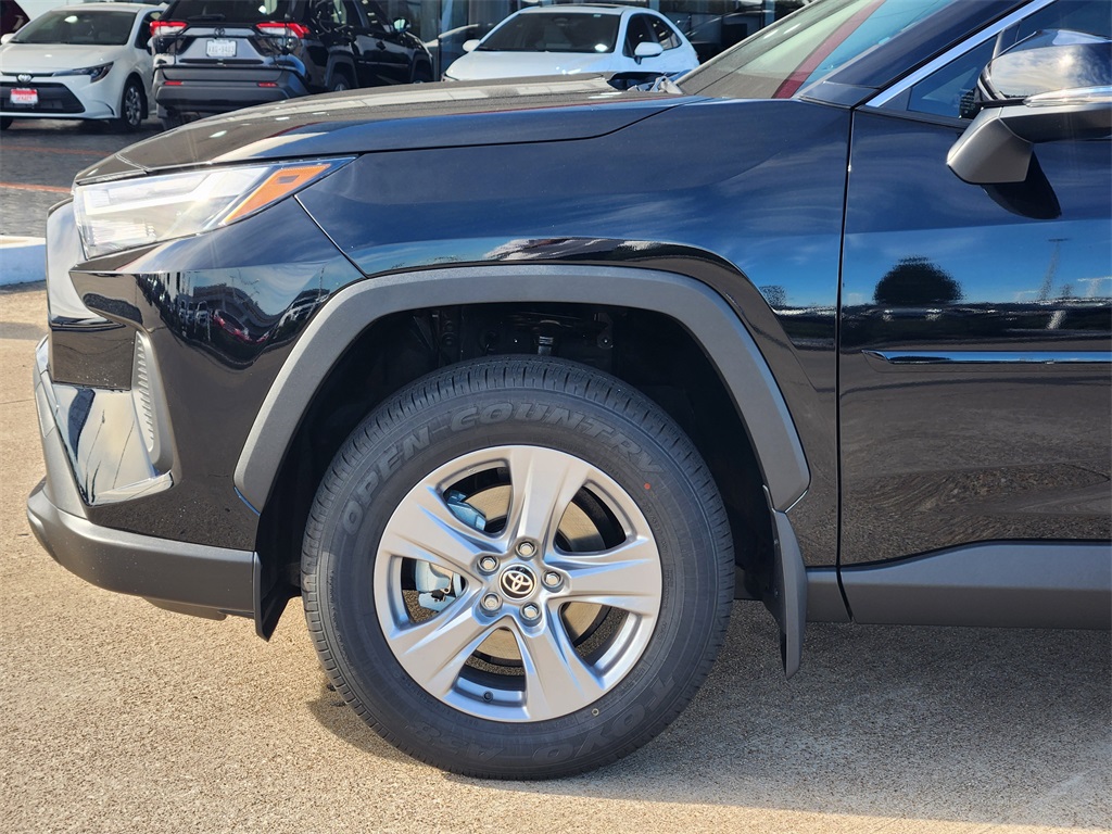 2025 Toyota RAV4 Hybrid XLE photo 4