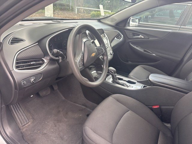 2024 Chevrolet Malibu 1LT photo 2