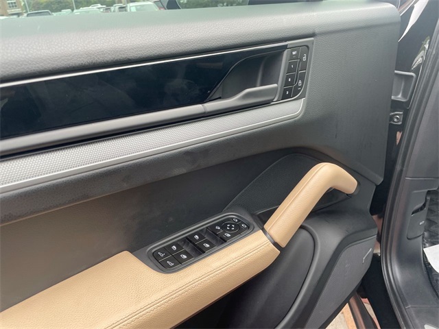 2024 Porsche Cayenne Base photo 2