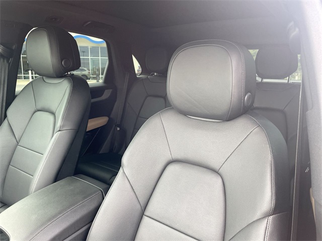 2024 Porsche Cayenne Base photo 5