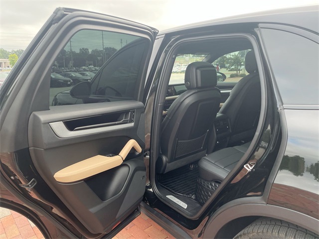 2024 Porsche Cayenne Base photo 16