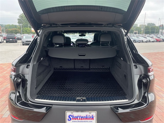 2024 Porsche Cayenne Base photo 18