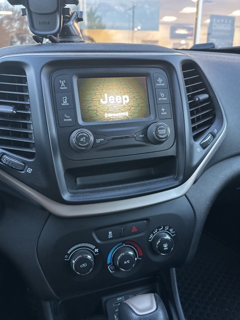 2014 Jeep Cherokee Sport photo 2