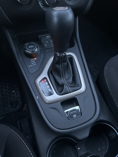 2014 Jeep Cherokee Sport photo 3