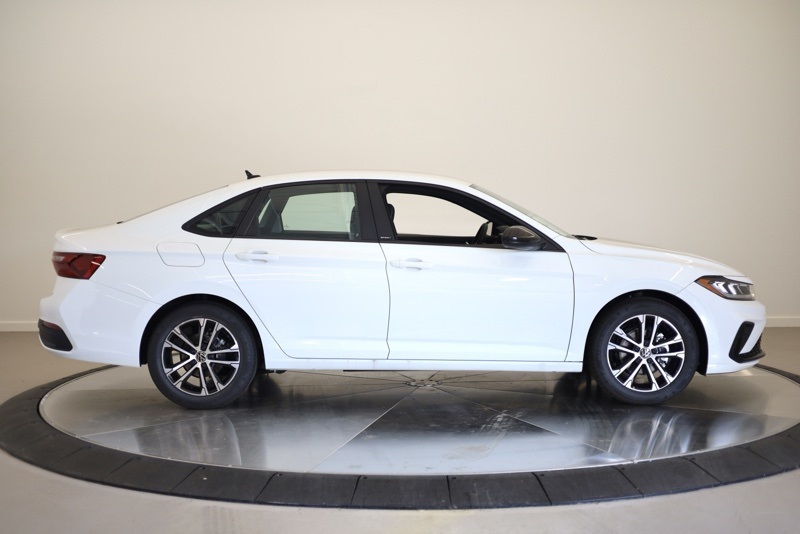 2025 Volkswagen Jetta 1.5T Sport photo 2