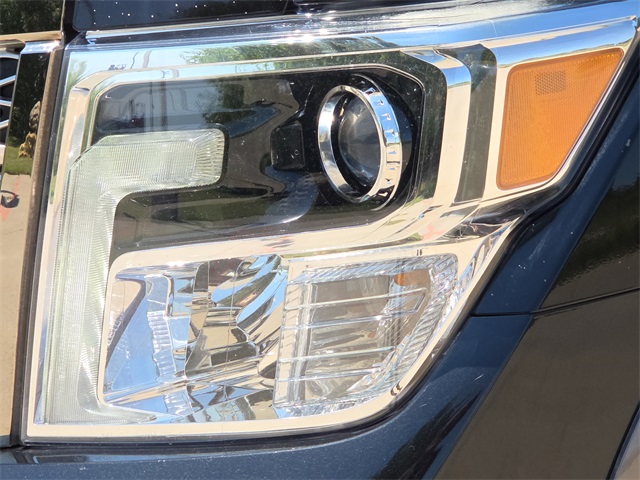 2018 Nissan Titan Platinum Reserve Crew Cab photo 2