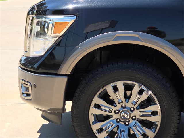 2018 Nissan Titan Platinum Reserve Crew Cab photo 3