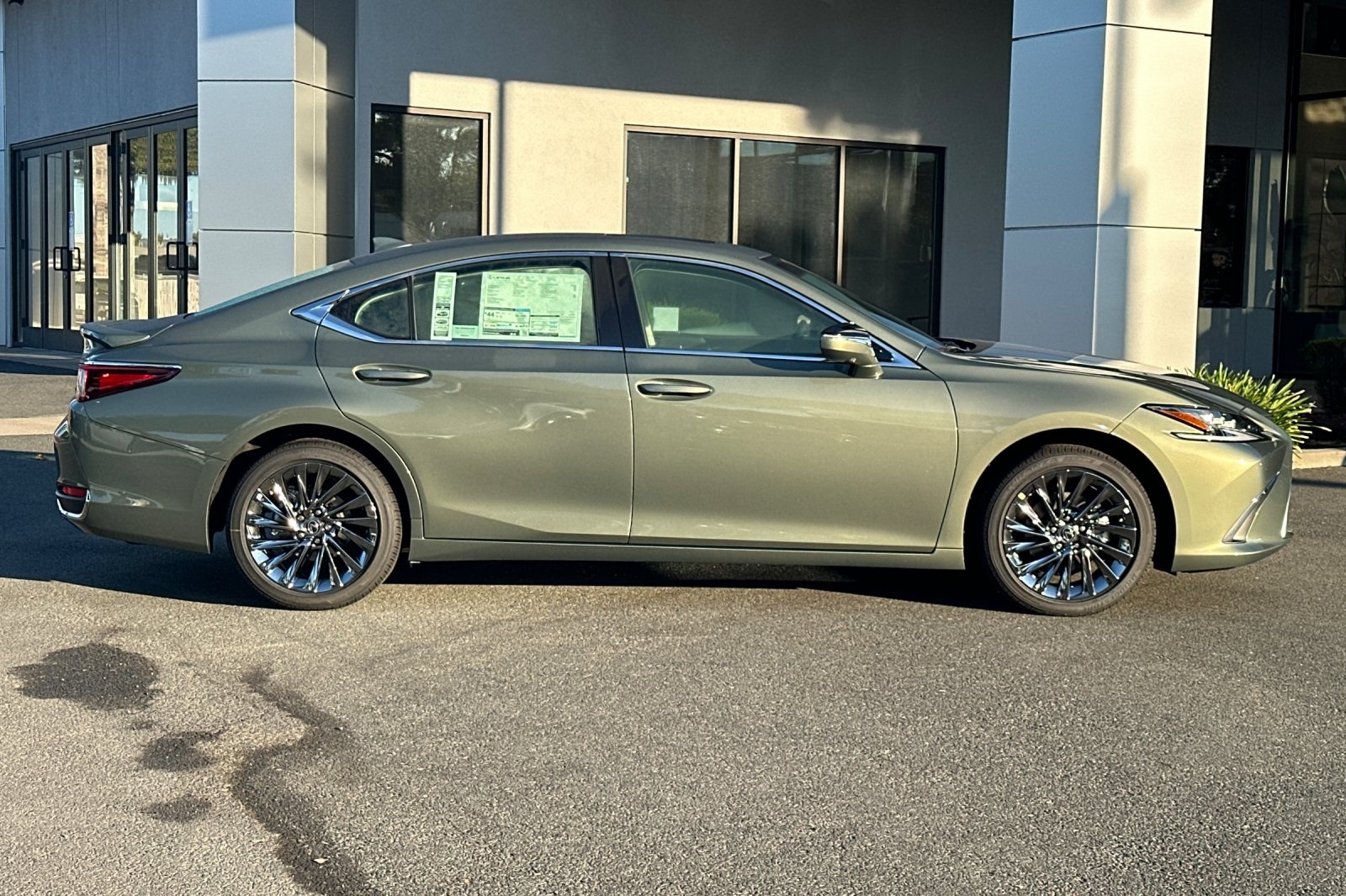 2025 Lexus ES 300h Luxury photo 3