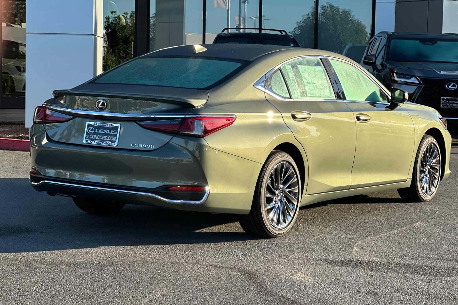 2025 Lexus ES 300h Luxury photo 4
