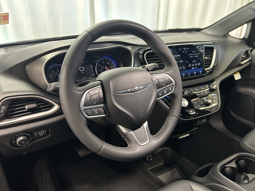 used 2025 Chrysler Pacifica car, priced at $29,386