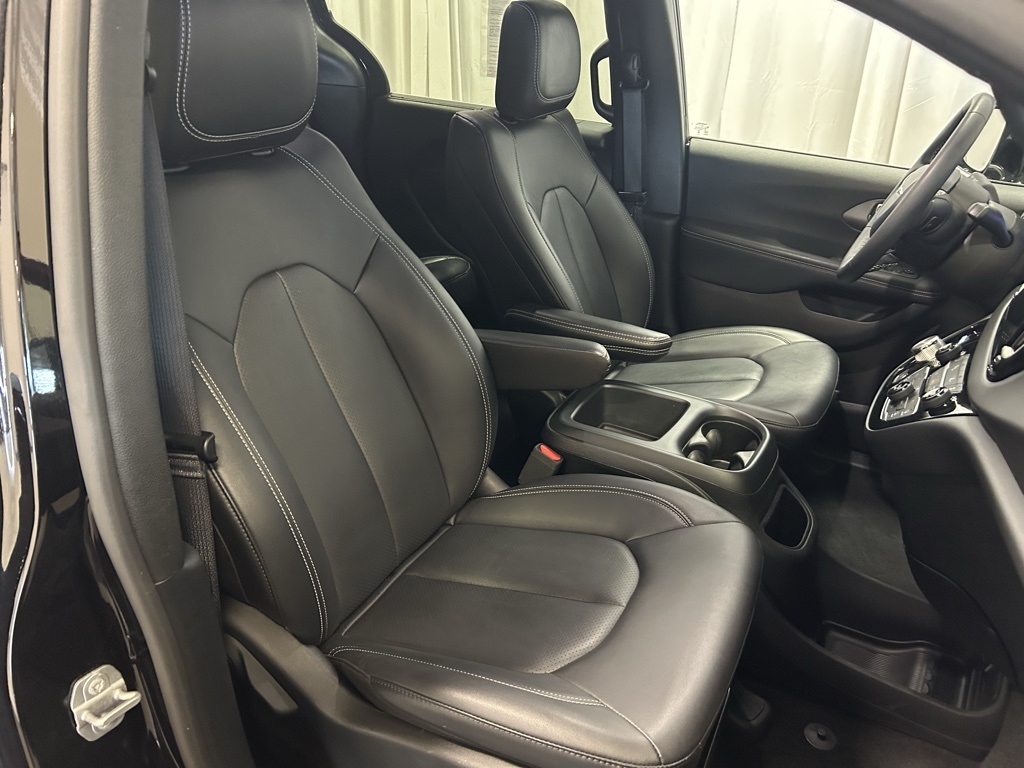 used 2025 Chrysler Pacifica car, priced at $29,386