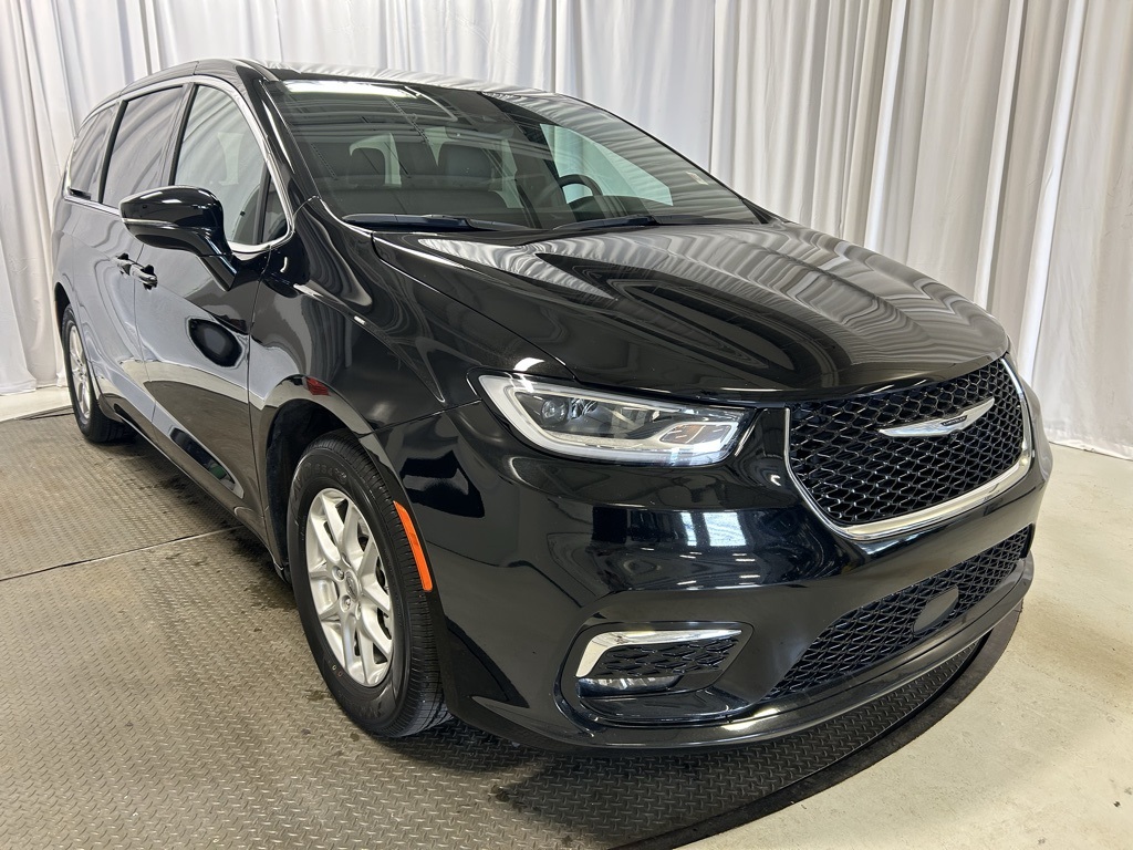 used 2025 Chrysler Pacifica car, priced at $29,386
