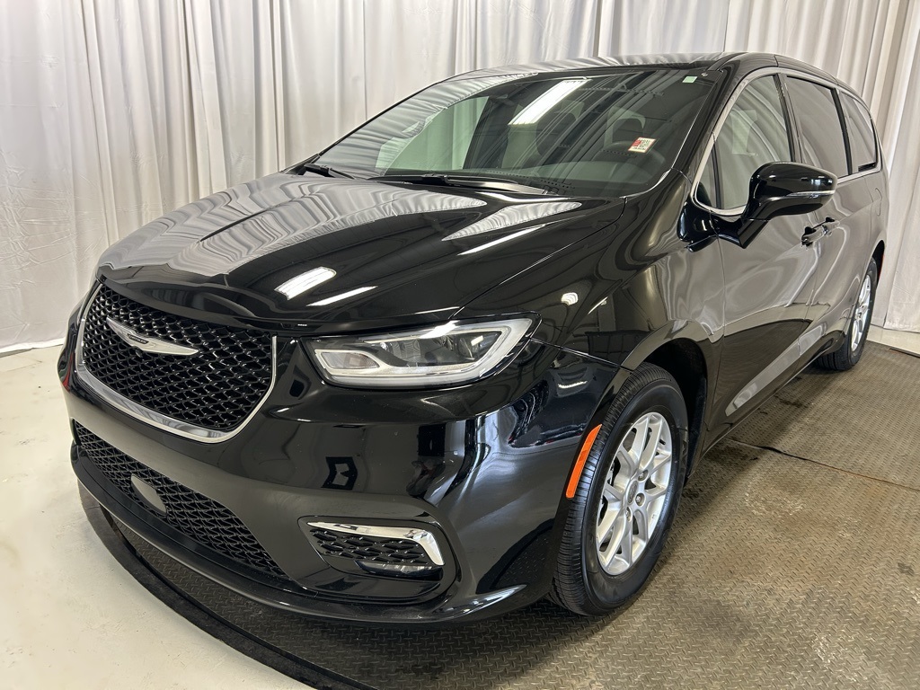 used 2025 Chrysler Pacifica car, priced at $29,386