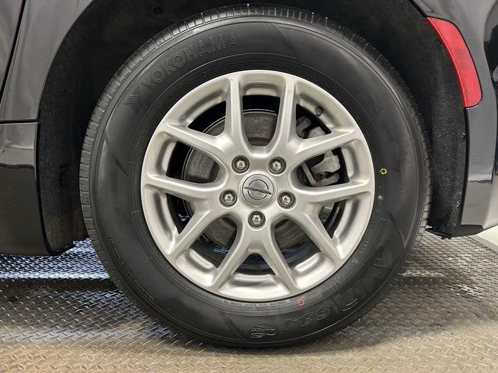 used 2025 Chrysler Pacifica car, priced at $29,386