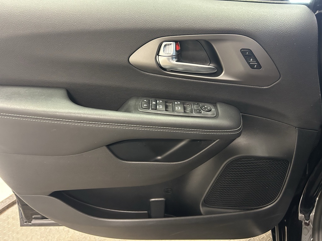 used 2025 Chrysler Pacifica car, priced at $29,386