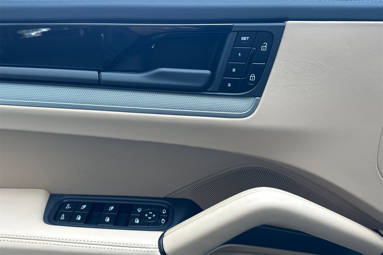 2025 Porsche Cayenne Base photo 13