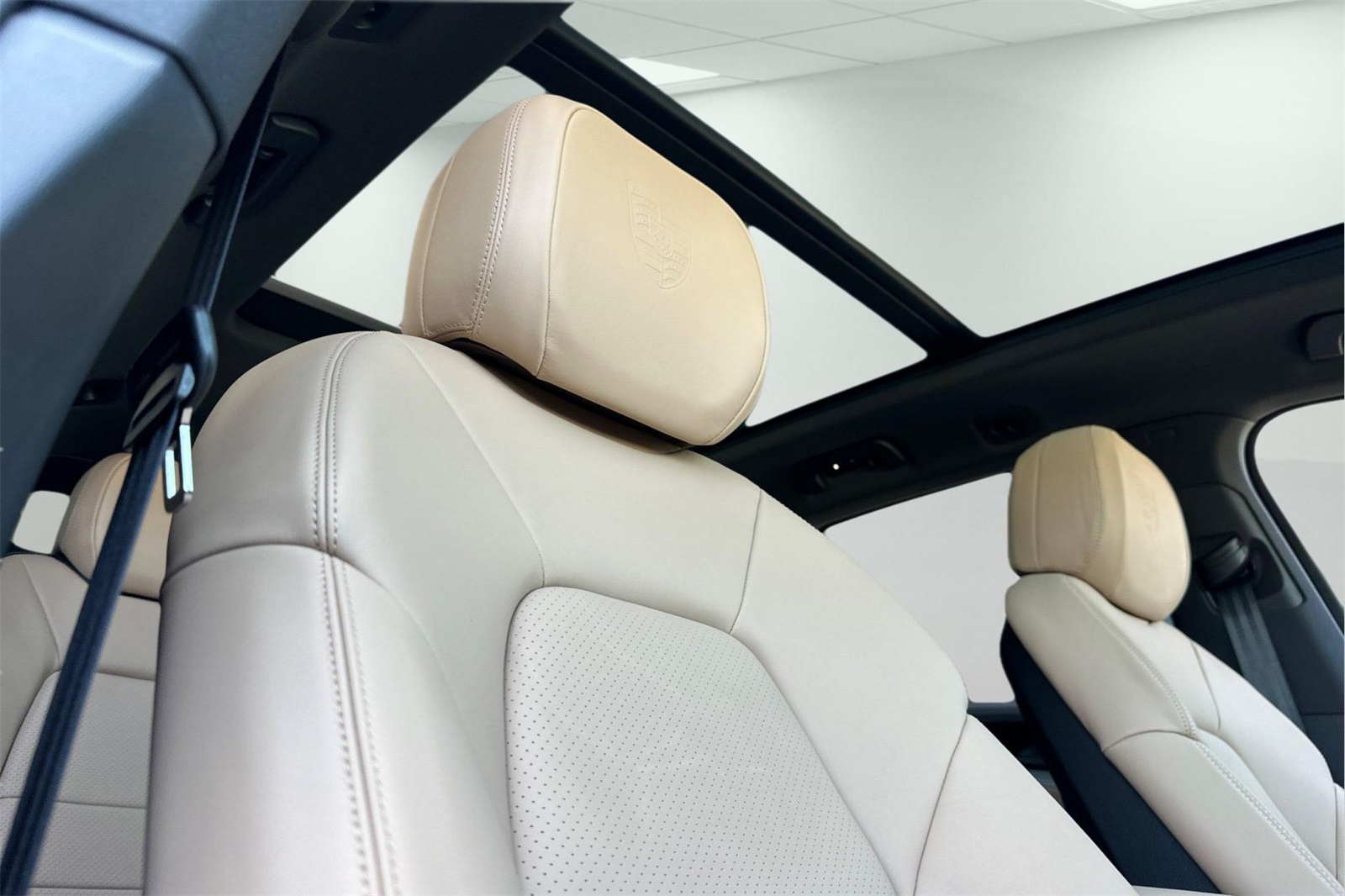 2025 Porsche Cayenne Base photo 17