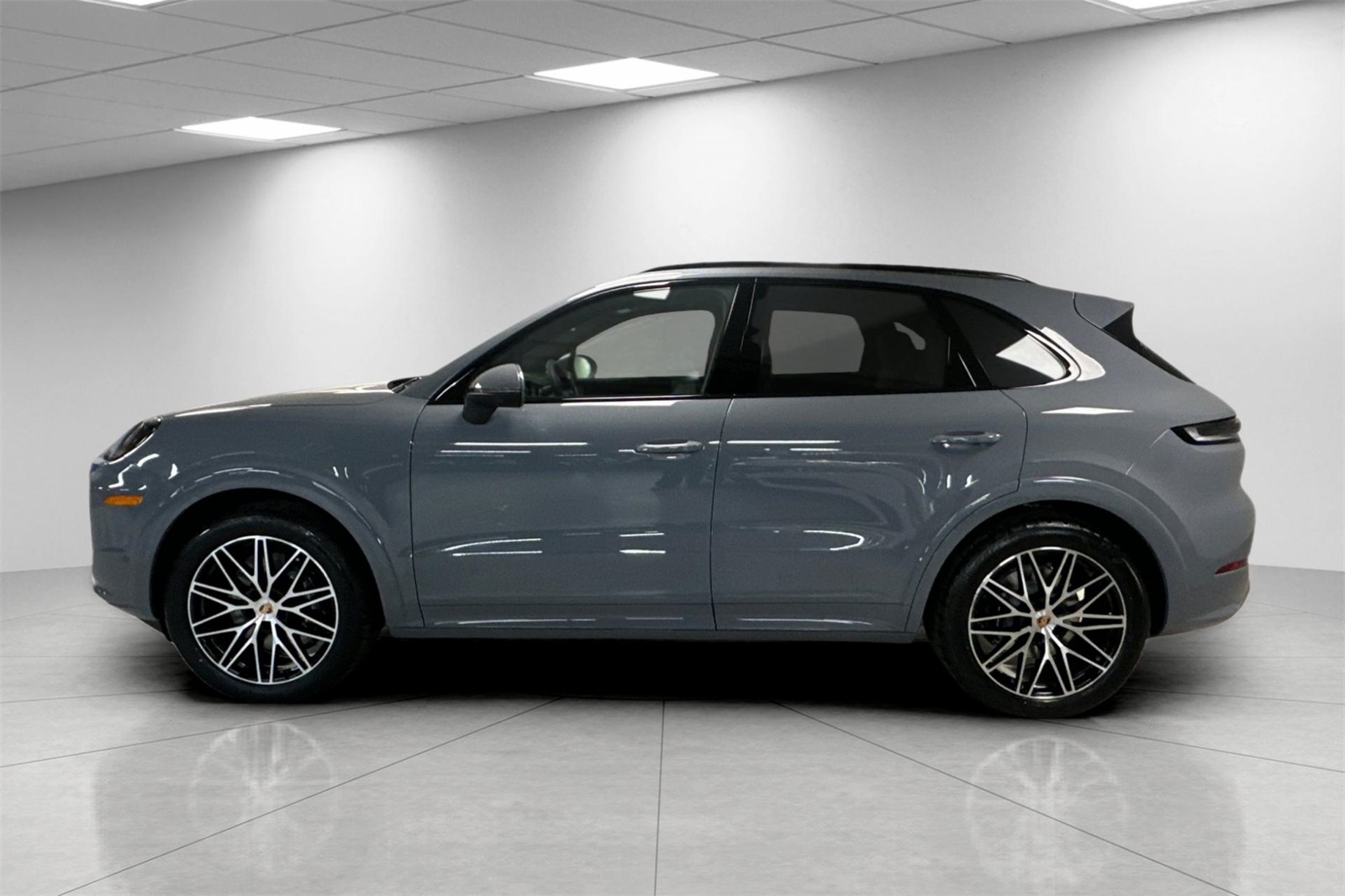 2025 Porsche Cayenne Base photo 2