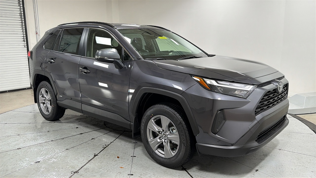 2025 Toyota RAV4 Hybrid XLE photo 3