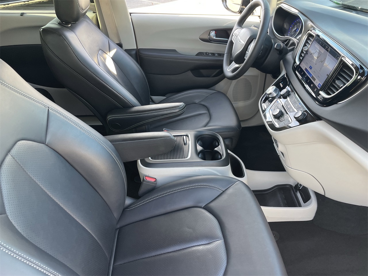 used 2024 Chrysler Pacifica car, priced at $23,993