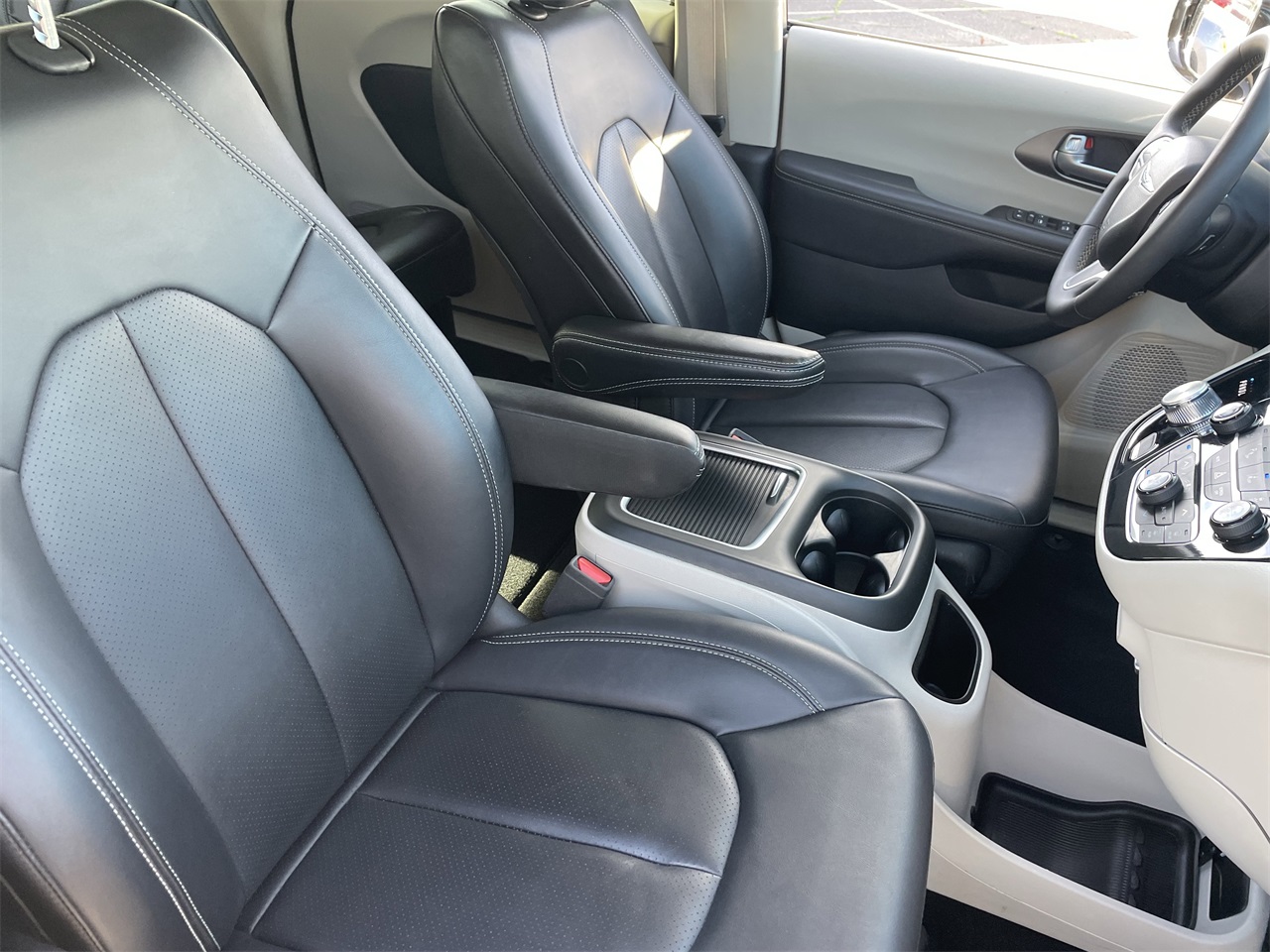 used 2024 Chrysler Pacifica car, priced at $23,993