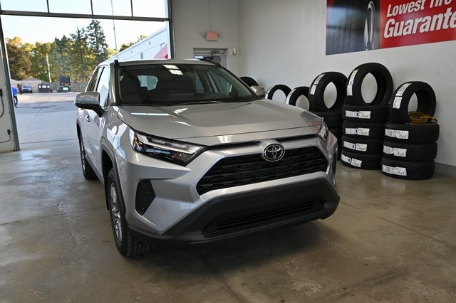 2025 Toyota RAV4 Hybrid XLE photo 3